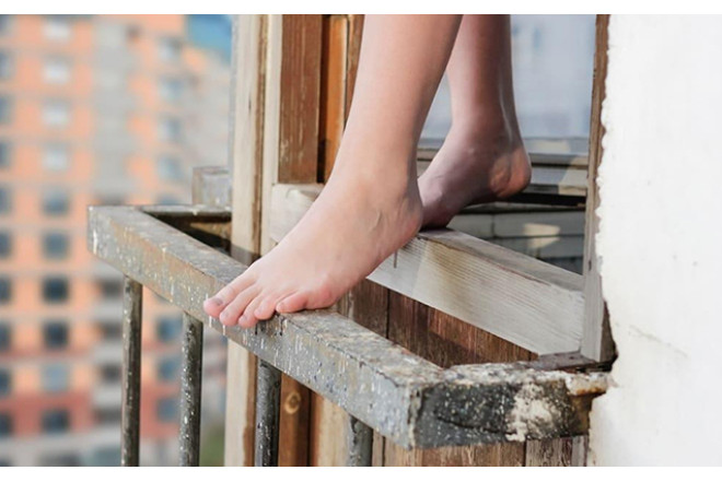 Bakıda 17 yaşlı qız 10-cu mərtəbədən yıxılıb öldü 