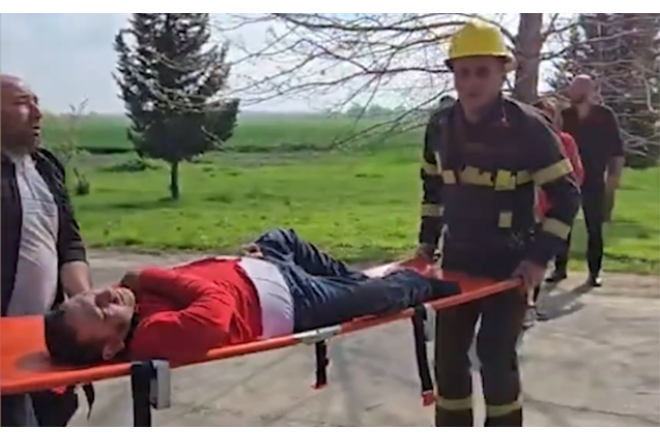 Avtomobildə sıxılı qalan sürücü belə xilas edildi - VİDEO