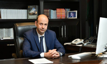 Yeni sədr rəisi vəzifəsindən azad etdi