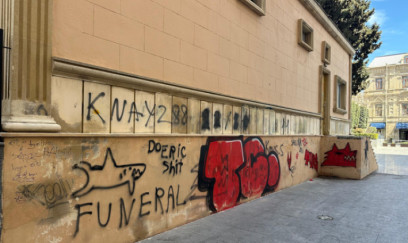 Nizami Kino Mərkəzinin divarına qraffiti çəkənlər saxlanıldı