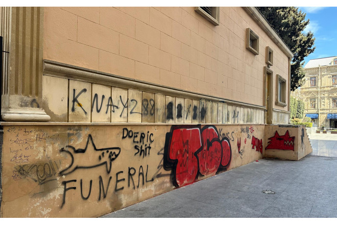 Nizami Kino Mərkəzinin divarına qraffiti çəkənlər saxlanıldı