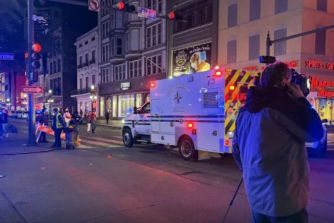 Naməlum şəxs avtomobili izdihamın üzərinə sürdü - 15 yaralı var