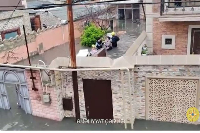 FHN-in əməkdaşları bu ərazidən insanları təxliyyə etdi - VIDEO