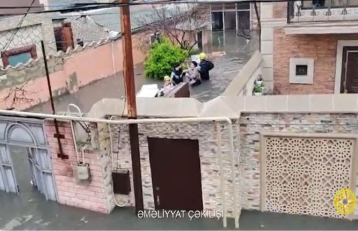 FHN-in əməkdaşları bu ərazidən insanları təxliyyə etdi - VIDEO