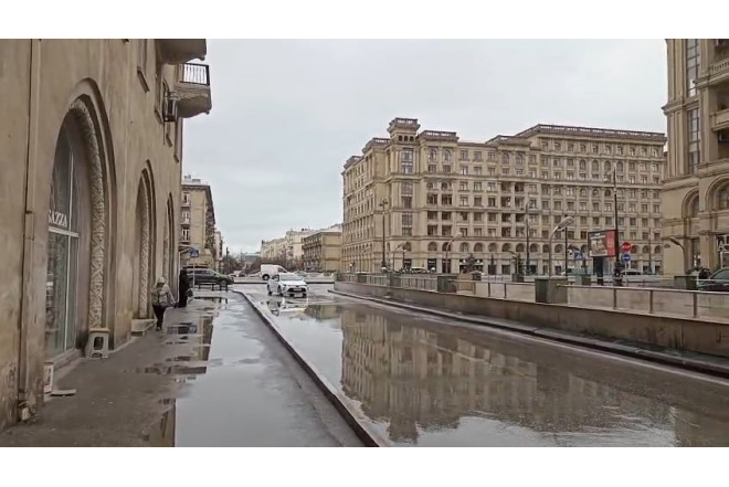 Bakının bu küçəsində yığılmış su kənarlaşdırıldı - VIDEO