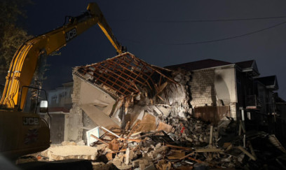 Kollektorun üzərində tikilən ev sökülür - VİDEO