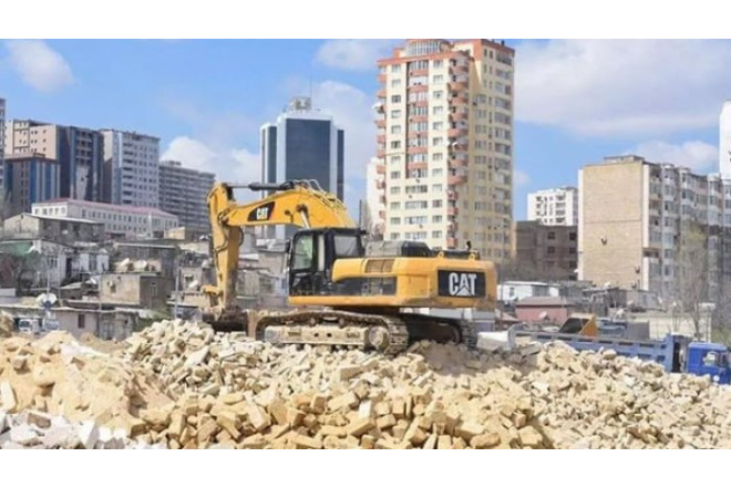 Plana düşən evin kompensasiyası kimə verilməlidir? 