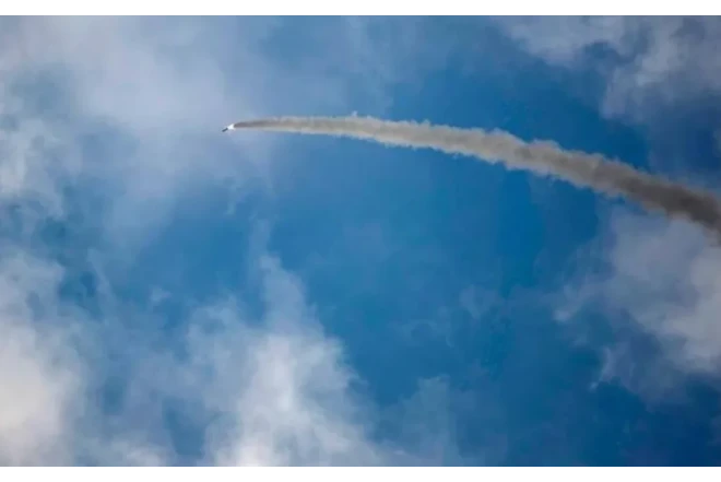 İsrail İranın üç hava limanını vurdu