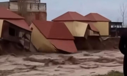 Sel evi belə apardı - VİDEO