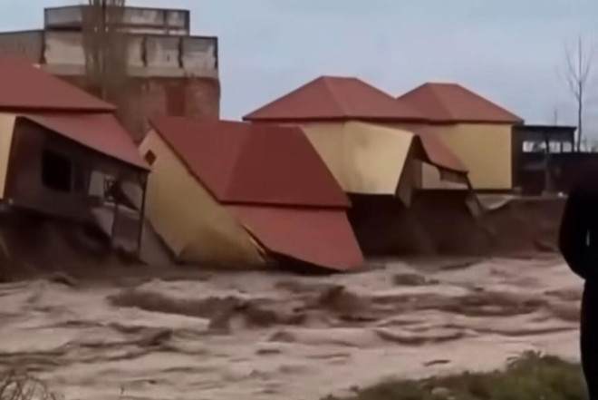 Sel evi belə apardı - VİDEO