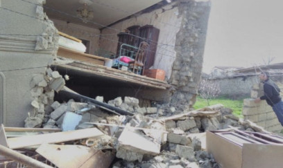 Paytaxtda yaşayış binası çökdü, yaralı var