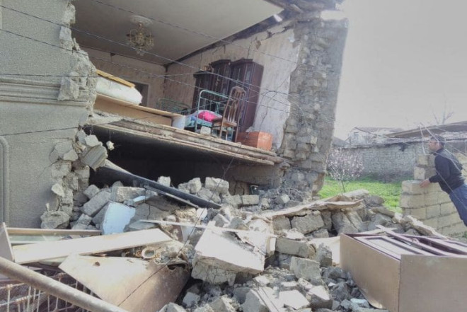 Paytaxtda yaşayış binası çökdü, yaralı var