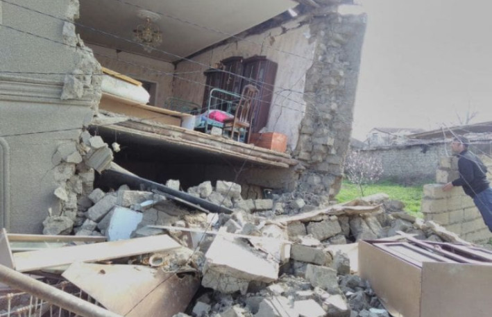 Paytaxtda yaşayış binası çökdü, yaralı var