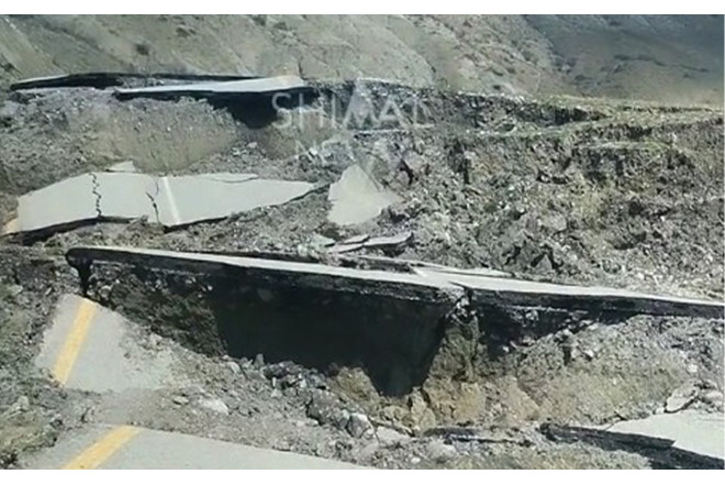 Yolun bir kilometrlik hissəsi tamamilə dağıldı - VİDEO