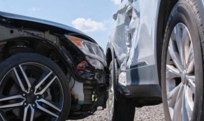 Atasının avtomobilində nəzarətsiz qalan iki uşaq qəza törətdi - Ölən var