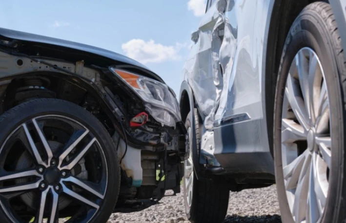 Atasının avtomobilində nəzarətsiz qalan iki uşaq qəza törətdi - Ölən var