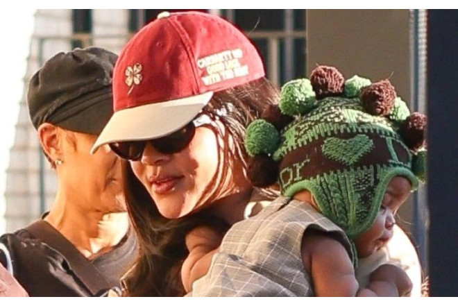 Rihanna qızı ilə Paris küçələrində - FOTO