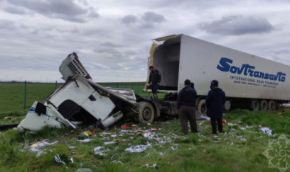 Ödənişli yolda qarpız dolu TIR aşdı - FOTOLAR