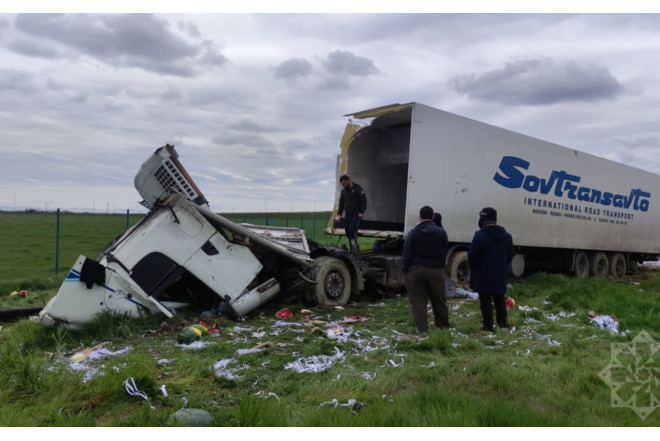 Ödənişli yolda qarpız dolu TIR aşdı - FOTOLAR