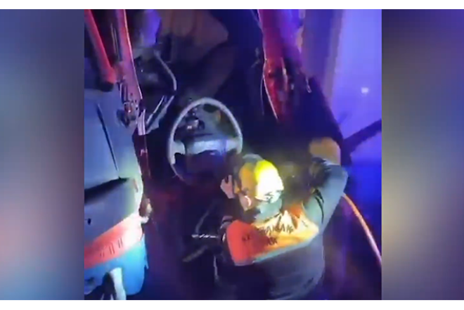 Qəzaya düşən sürücü belə xilas edildi - VİDEO