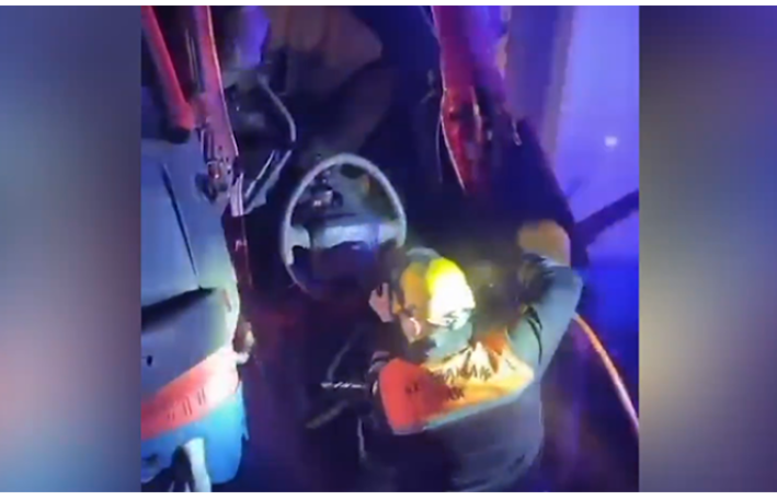 Qəzaya düşən sürücü belə xilas edildi - VİDEO