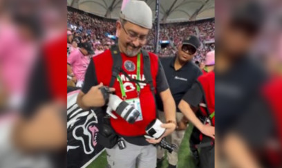 Messi zərbəsi ilə fotoaparatı qırdı - VİDEO