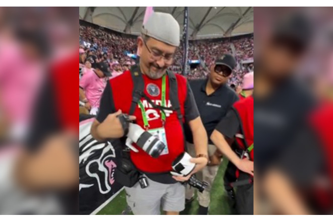 Messi zərbəsi ilə fotoaparatı qırdı - VİDEO