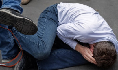 Məktəbdə valideyni döyən müəllim CƏZALANDIRILDI