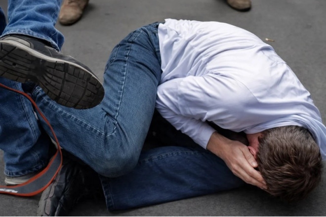 Məktəbdə valideyni döyən müəllim CƏZALANDIRILDI