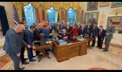 Tramp öz administrasiyasının rəsmilərinə əfv vəd edir 