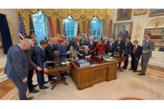 Tramp öz administrasiyasının rəsmilərinə əfv vəd edir 