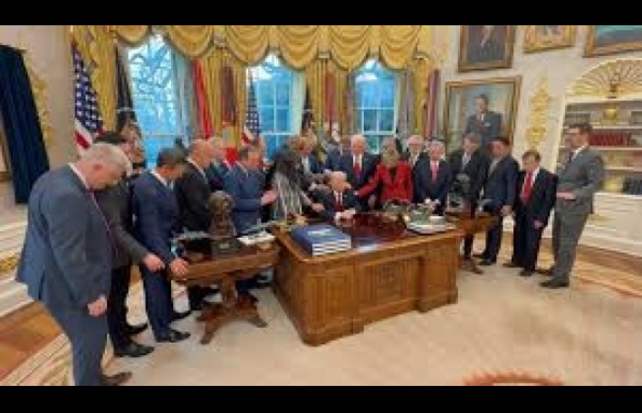 Tramp öz administrasiyasının rəsmilərinə əfv vəd edir 