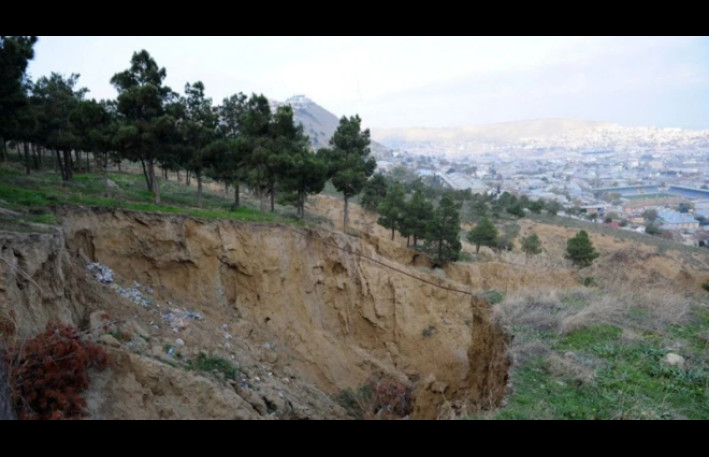 Gəncə prospektində sürüşmə baş verib 