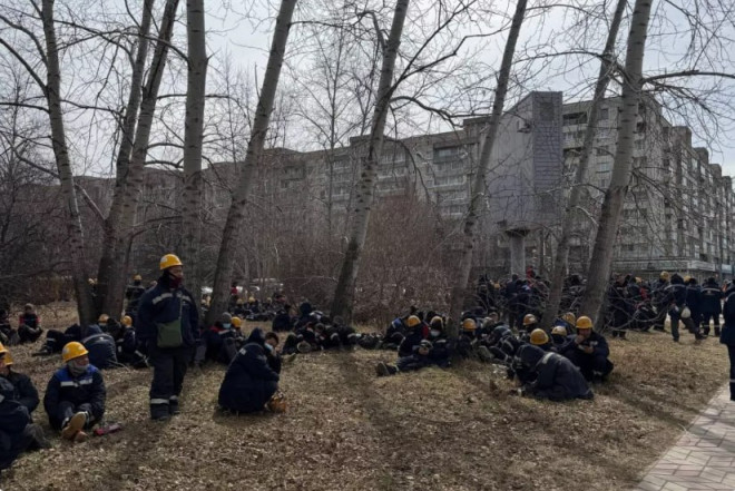 Rusiyada çinli fəhlələr maaşların verilməməsinə görə etiraz edirlər - VİDEO