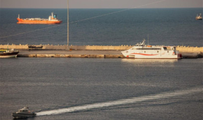 Bloomberg: Hörmüz boğazından iki iri tanker keçə bilməyib 