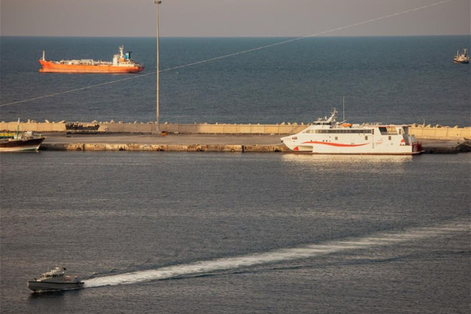 Bloomberg: Hörmüz boğazından iki iri tanker keçə bilməyib 