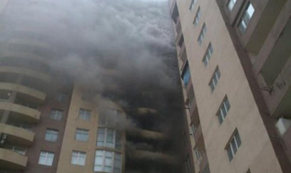 Bakının mərkəzində köhnə tikili YANIR