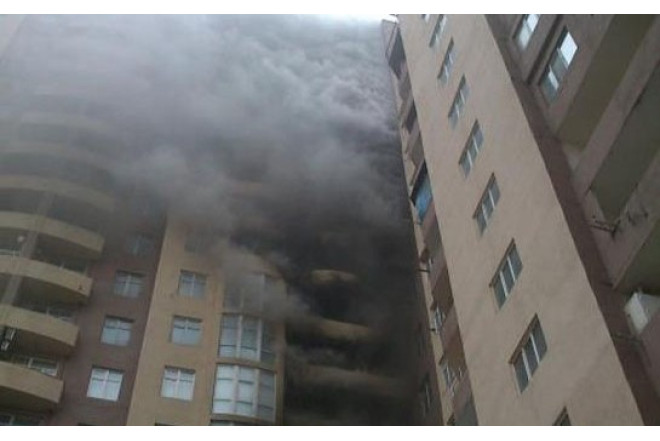 Bakının mərkəzində köhnə tikili YANIR