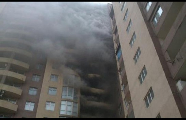 Bakının mərkəzində köhnə tikili YANIR