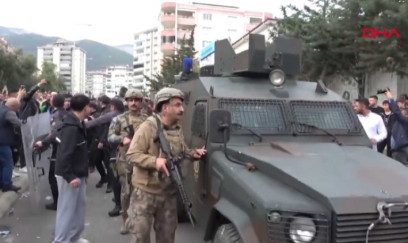 Hücumdan sonra cəsədi məktəbdən zirehli maşınla çıxarılıb - VİDEO