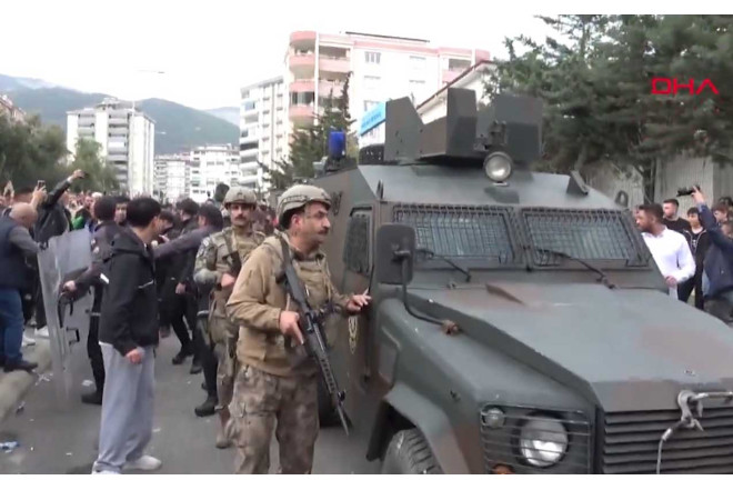 Hücumdan sonra cəsədi məktəbdən zirehli maşınla çıxarılıb - VİDEO