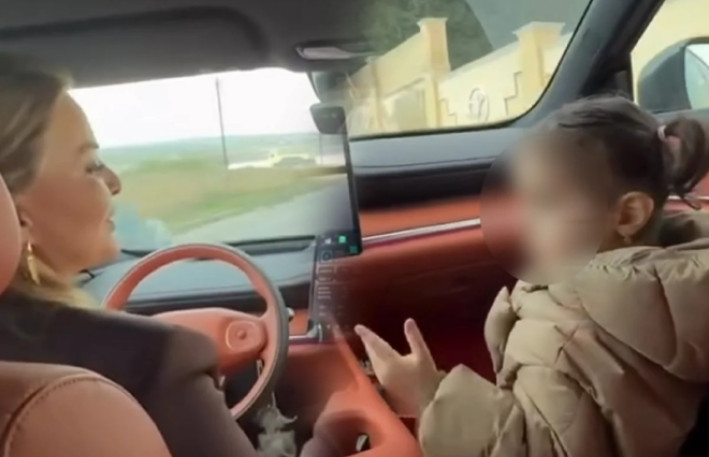 Bağça müdirəsi yol hərəkəti qaydalarını heçə saydı - VİDEO 