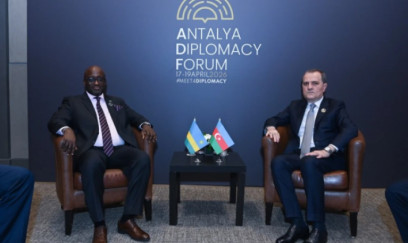 Bayramov ruandalı həmkarı ilə görüşdü 