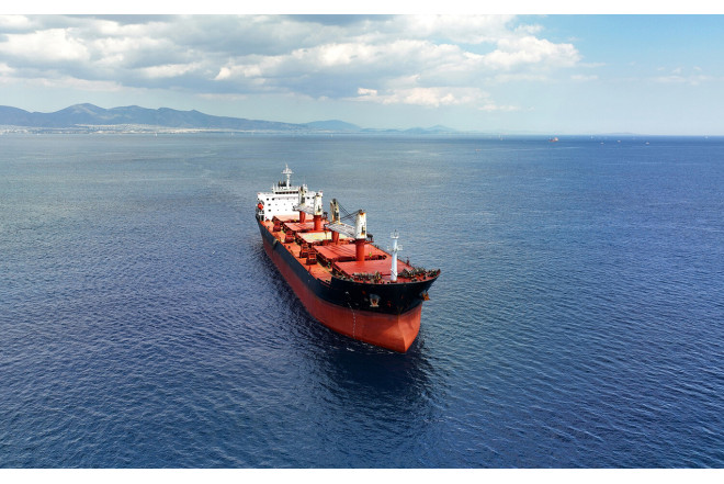 Hörmüzdə iki ticarət gəmisi atəşə tutuldu - YENİLƏNİB