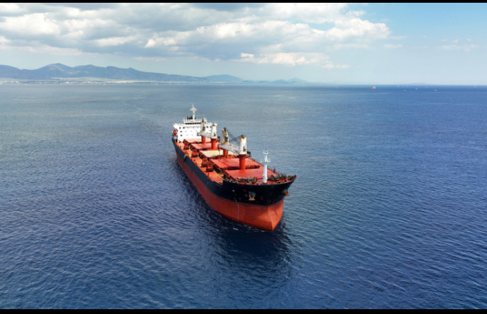 Hörmüzdə iki ticarət gəmisi atəşə tutuldu - YENİLƏNİB