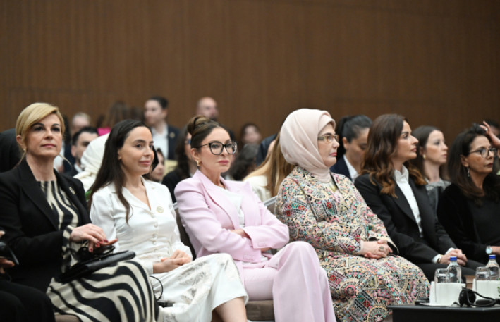 Mehriban Əliyeva Diplomatiya Forumunun panel iclasında 