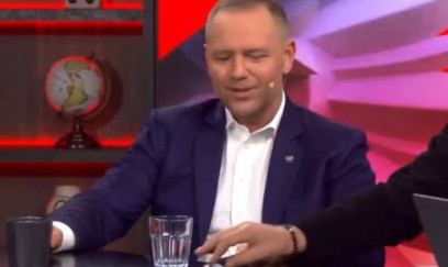 Efirdə “snus”dan danışan prezident gülməli vəziyyətə düşdü - VİDEO