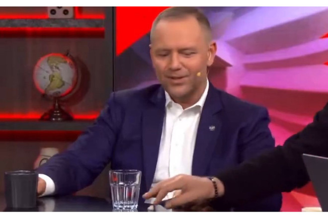 Efirdə “snus”dan danışan prezident gülməli vəziyyətə düşdü - VİDEO