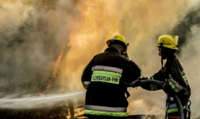 Bakıda ikimərtəbəli ev yandı 