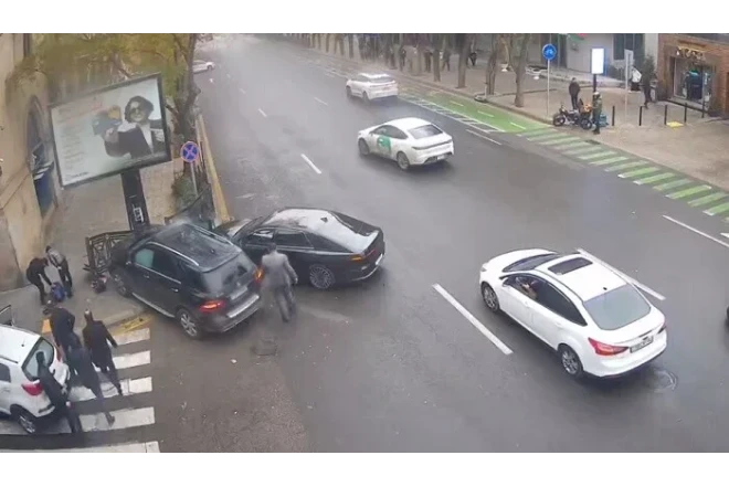 Bakıda sürücülər arasında gərginlik qəzaya səbəb oldu 